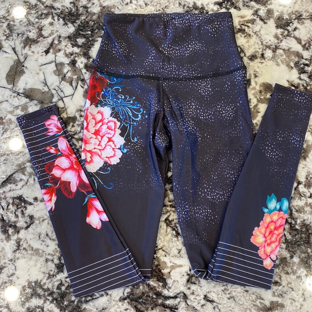 Onzie Leggings, Brand New without tags, size XS, black with gorgeous flowers